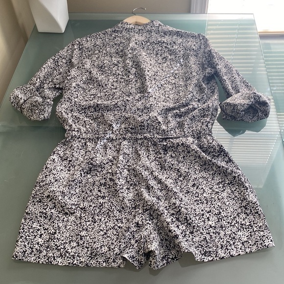 LIKE NEW Michael Kors BLACK and White Floral Jumpsuit size M - Picture 3 of 8